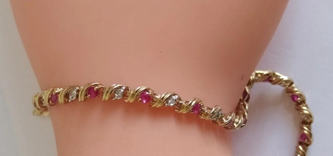 9CT GOLD RUBY AND DIAMOND TWIST TENNIS STYLE BRACELET 5.7G